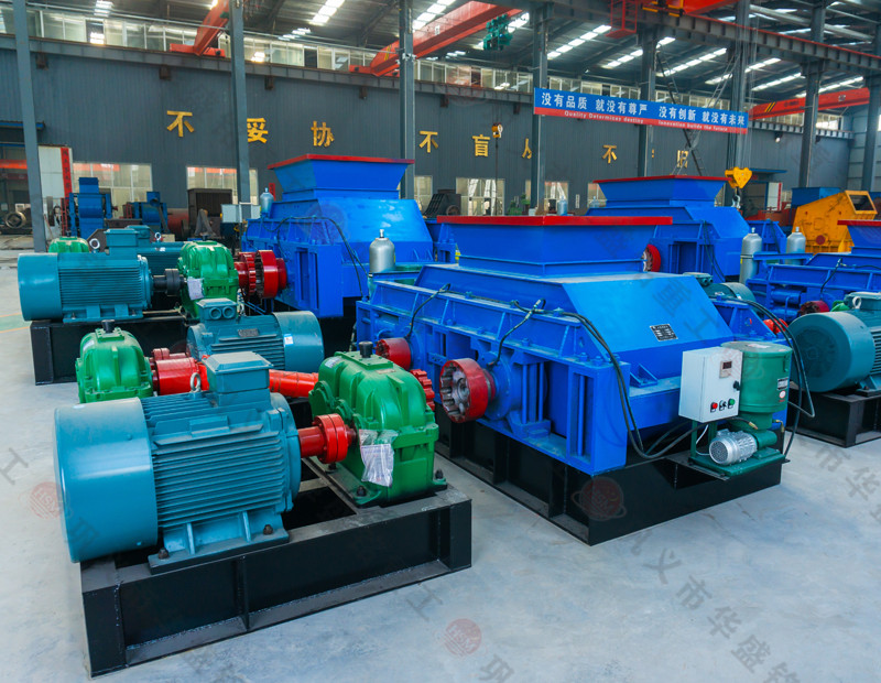 乐鱼官方网页版重工对辊破碎机破碎矿石现场试机