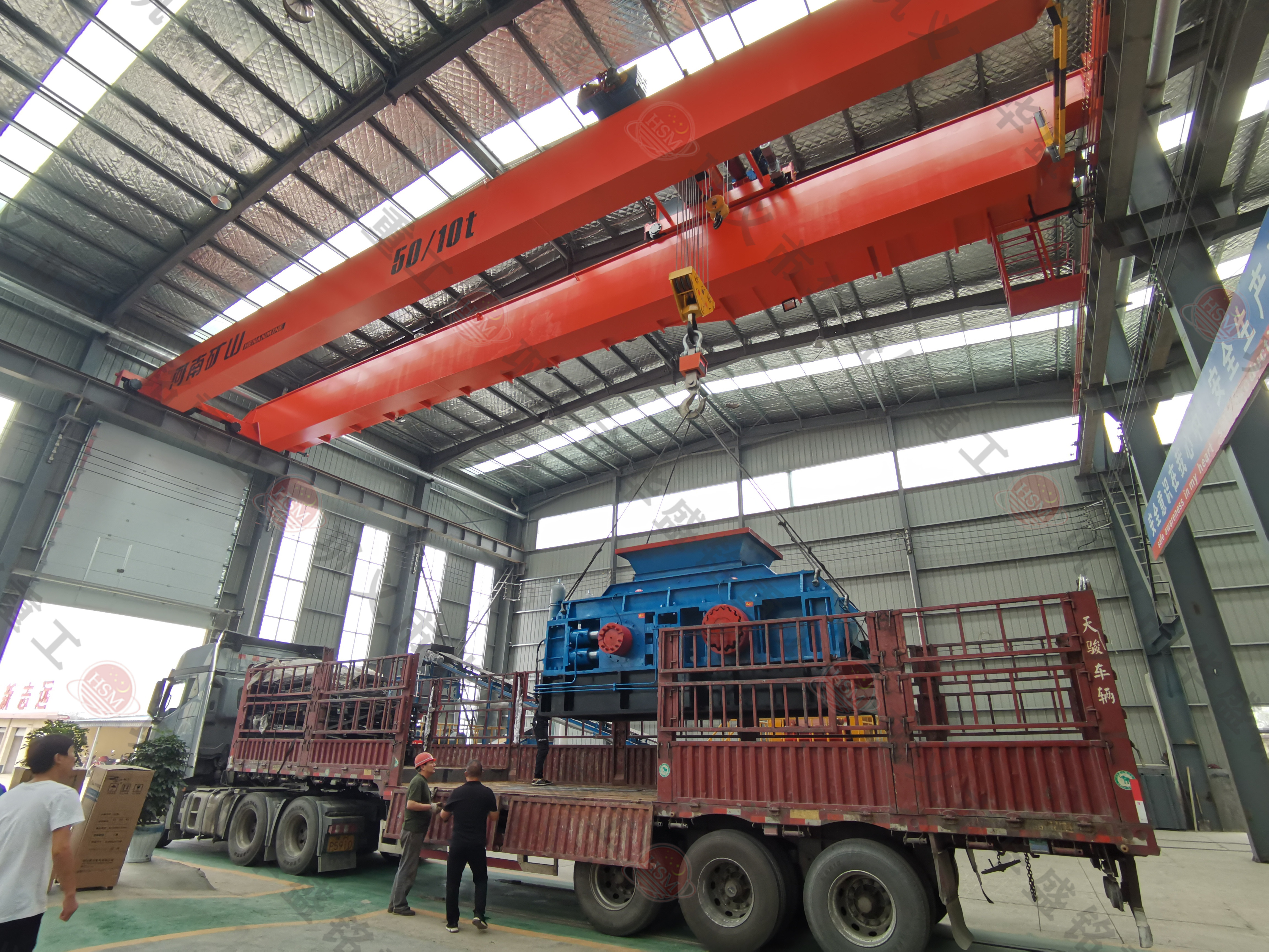 巩义对辊破碎机厂家装车发货现场 