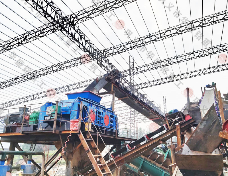 乐鱼官方网页版对辊破碎机发往云南普洱制砂现场