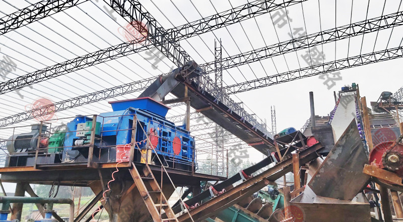 乐鱼官方网页版对辊破碎机发往云南普洱制砂现场