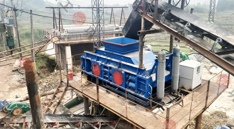 乐鱼官方网页版对辊破碎机发往云南普洱制砂现场